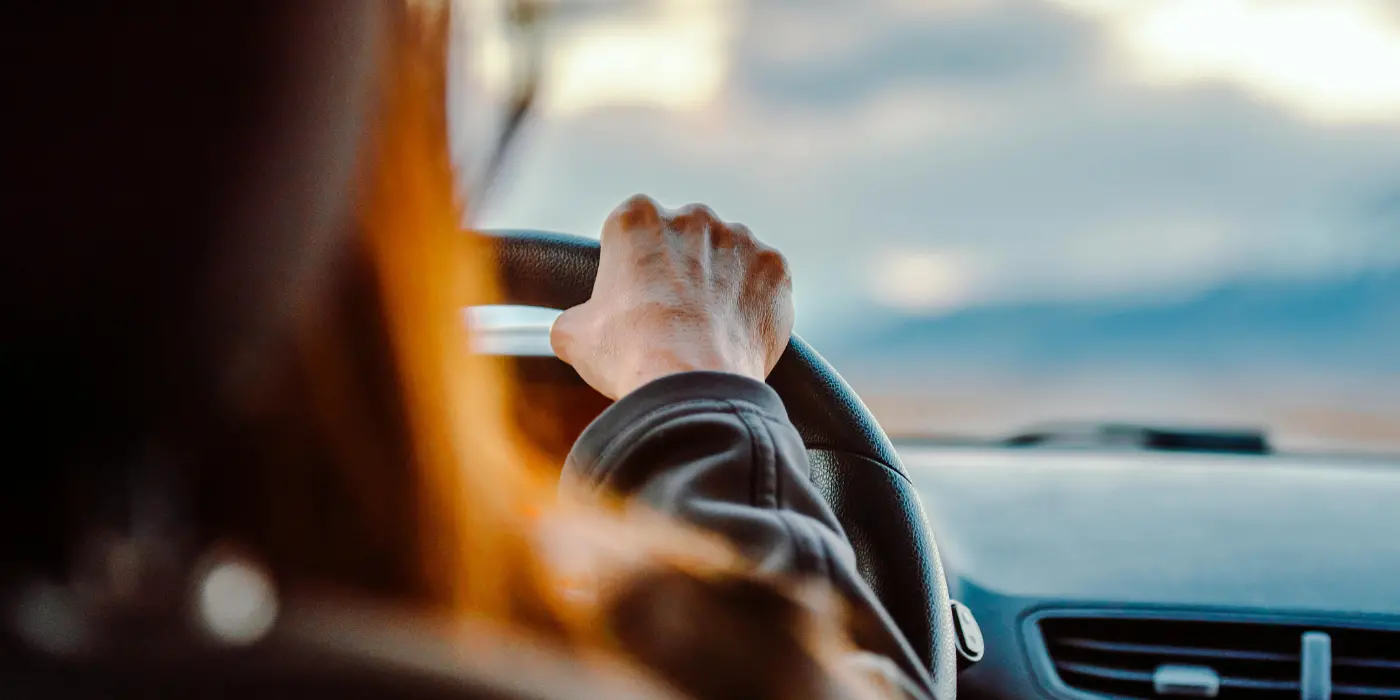 Ingresso del Coworking Verona Dossobuono con auto e parcheggio vicino ad autostrada e aeroporto